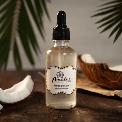 Aceite de coco para bebé de La Revolución de Amor. Sirve para la nutrición e hidratación a través de la piel y el cabello del bebé.