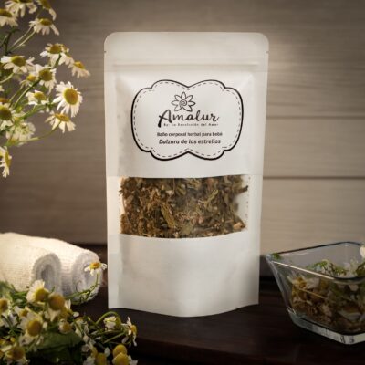 Baño corporal herbal para bebé de La Revolución del Amor. Calma, relaja y apoya el descanso, además de ser bactericida y desinflamatorio.