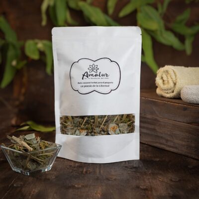 Baño corporal herbal para el posparto de La Revolución del Amor. Reduce el estrés químico por el trabajo de parto. Favorece el descanso, la regeneración de los tejidos, desinflama y facilita la cicatrización.