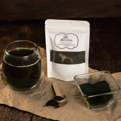 Espirulina verde azulada de La Revolución del Amor. Es un superalimento que ofrece proteínas de alto valor biológico al aportar los 8 aminoácidos esenciales. Favorece procesos para desinflamación y cicatrización.