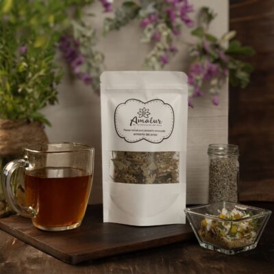 Tisana herbal para el posparto avanzado de La Revolución del Amor. Calma el sistema nervioso, apoya el descanso y el sueño. Es antibacterial y apoya el funcionamiento del sistema inmunológico.