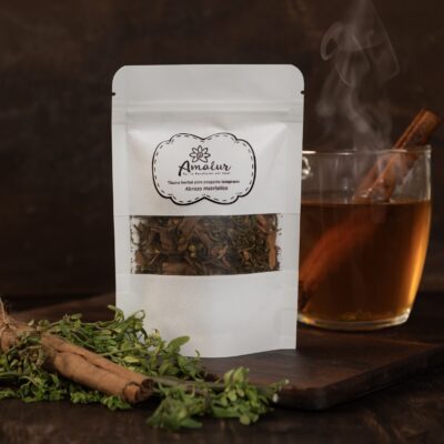 Tisana herbal para posparto temprano de La Revolución del Amor. Tiene efecto calmante y relajante; reduce dolor por inflamación, riesgo de generación de trombos, formación de coágulos y dolores menstruales.